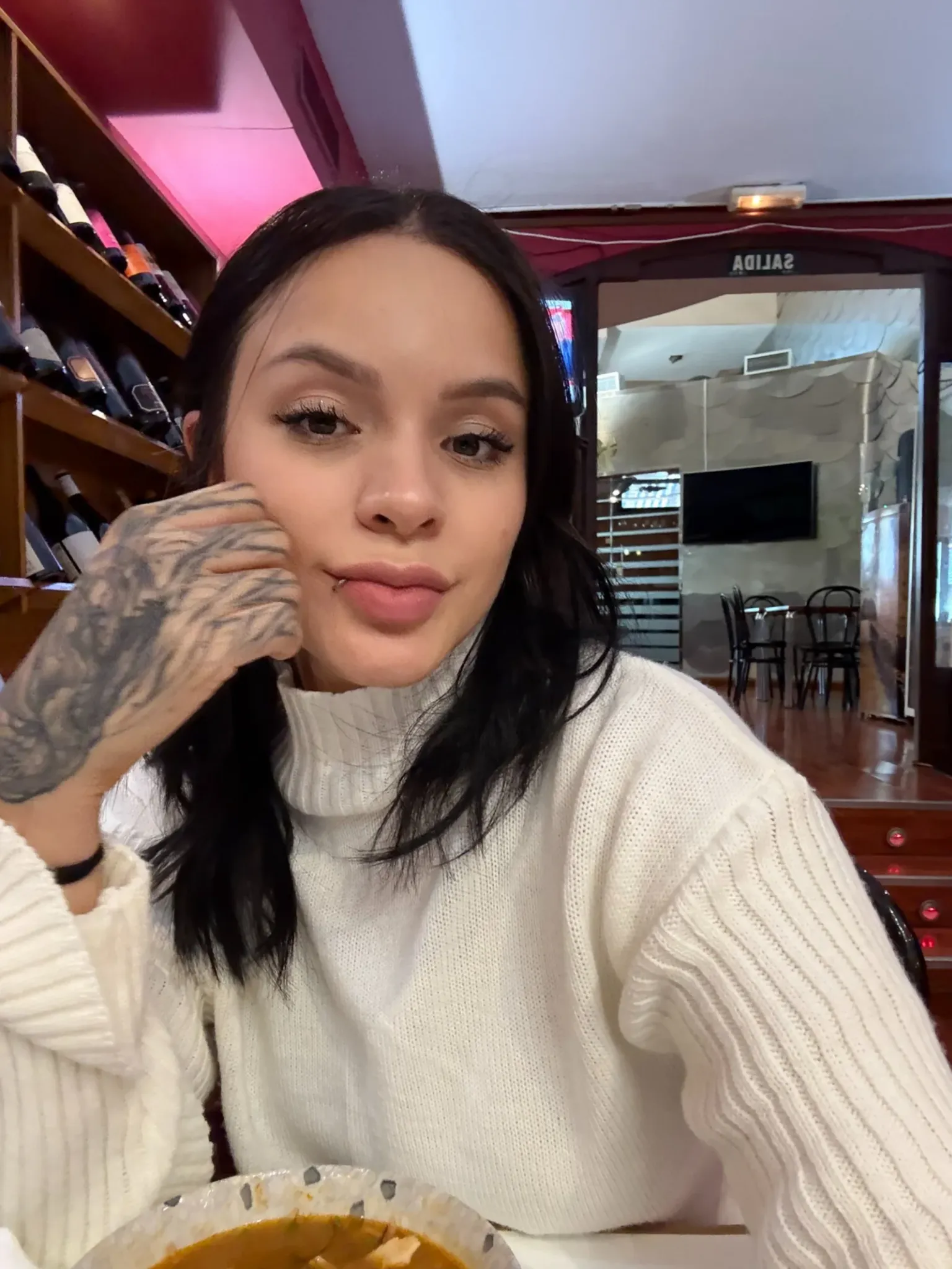 Arianna at a cafe